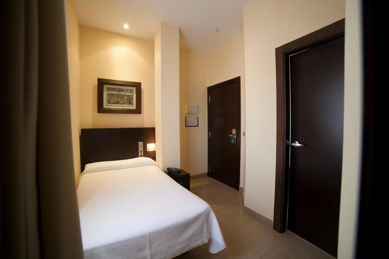 Hotel El Meson ตอร์ริโคส ภายนอก รูปภาพ